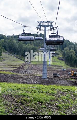 Gros plan d'une cabine de télésiège sur le fond des montagnes Banque D'Images