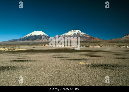 Vue panoramique sur les volcans boliviens, Pomerape et Paranicota dans le parc national de Sajama Banque D'Images