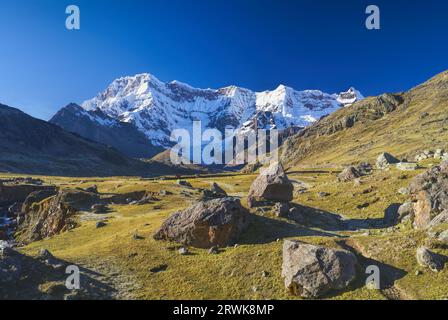 Pics majestueux de l'Ausangate au Pérou, en Amérique du Sud Andes Banque D'Images