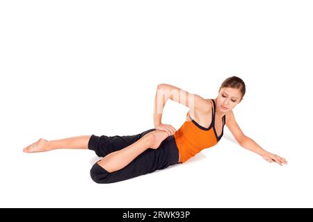 Femme pratiquant la première étape de l'exercice de yoga appelé Frog pose, nom sanskrit : Bhekasana, cette pose tonifie les muscles de la cuisse et du mollet Banque D'Images