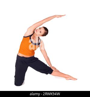 Fit woman doing yoga exercice appelé Gate pose, nom sanscrit : Parighasana, isolé sur fond blanc Banque D'Images