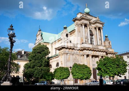 Église catholique romaine du 17e siècle de l'Assomption de la Vierge Marie et de Saint Joseph aussi connu sous le nom d'Église des Carmélites à Varsovie, en Pologne Banque D'Images