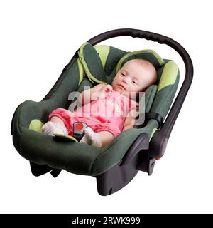 Enfant Bébé fille robe rose port confortable située dans le siège de voiture, isolated on white Banque D'Images