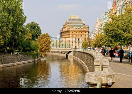 Ville de Prague, le bras de la rivière Vltava et du Théâtre National au milieu en République Tchèque Banque D'Images