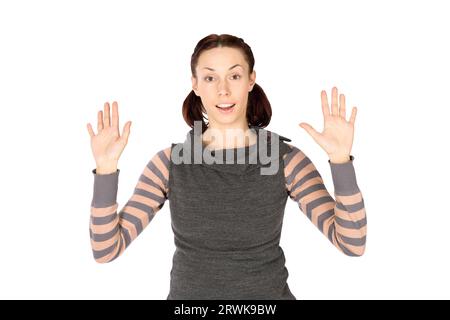 Assez excité young woman with hands up posent isolé sur fond blanc Banque D'Images