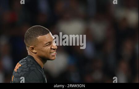 Paris, France. 19 septembre 2023. Kylian Mbappe, du Paris Saint-Germain, réagit lors du match de football du groupe F du 1e tour de l'UEFA Champions League entre le Paris Saint-Germain (PSG) et le Borussia Dortmund (BVB) au Parc des Princes, à Paris, le 19 septembre 2023. Crédit : Gao Jing/Xinhua/Alamy Live News Banque D'Images
