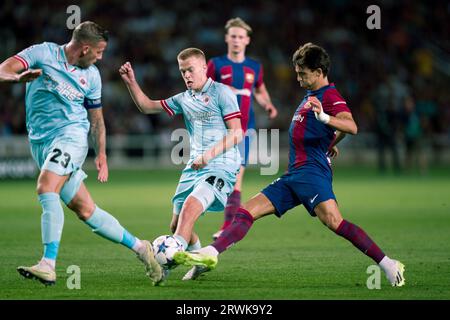 (230920) -- MILAN, 20 septembre 2023 (Xinhua) -- Joao Felix du FC Barcelone (R) affronte Arthur Vermeeren du Royal Antwerp FC (C) lors du match de football du groupe H de l'UEFA Champions League entre le FC Barcelone et le Royal Antwerp FC à Barcelone, Espagne, le 19 septembre 2023. (Joan Gosa/Xinhua) Banque D'Images