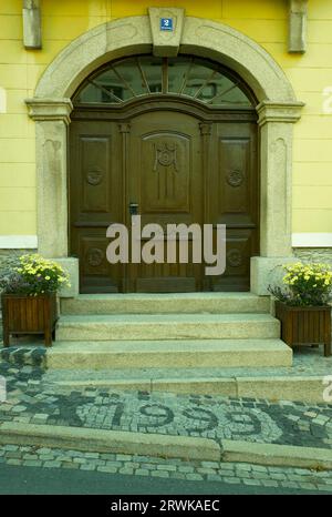 La belle porte d'entrée appartient à la mairie rénovée de Hirschberg. Hirschberg est une petite ville dans le sud du district de Saale Orla Banque D'Images