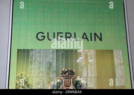 paris , France - 09 18 2023 : GUERLAIN signe texte façade boutique et logo boutique sur façade entrée boutique mode Banque D'Images