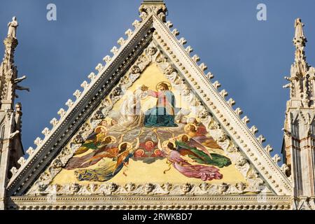 Détail de la façade en marbre de la cathédrale Sianese de Santa Maria par Giovanni Pisano Banque D'Images