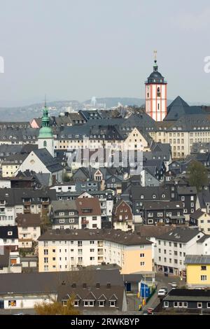 La vieille ville de Siegen avec la Nikolaikirche et la mairie Banque D'Images