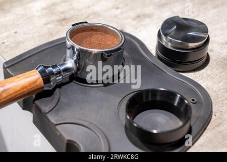 Vue rapprochée du porte-filtre avec café fraîchement moulu. Préparez un café espresso Banque D'Images