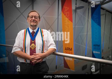 Le président nouvellement élu du conseil de la British Medical Association, le professeur Philip Banfield, photographié lors de leur réunion annuelle de représentants à Liverpool. Professeur Banfield est obstétricien, éducateur et universitaire basé dans le nord du pays de Galles. Il est actuellement président du Comité des consultants gallois de la BMA, président sortant du Conseil gallois de la BMA et siège au Conseil britannique depuis 2012. Il vit au pays de Galles, est marié à un médecin généraliste et a un fils qui est également médecin généraliste. Banque D'Images