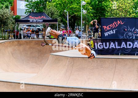 Igualada, Barcelone ; 16 juillet 2023 : Championnat de Catalogne de Scooter Street, Park Junior et About, dans le Skate Park d'Igualada Banque D'Images