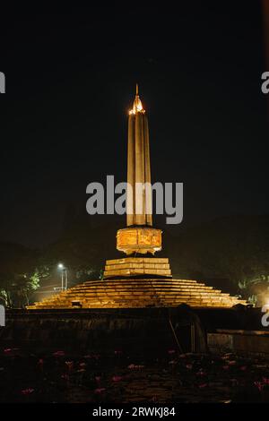 Portrait ou plan vertical de Tugu Malang la nuit. Point de repère principal et icône touristique de la ville de Malang dans l'est de Java, Indonésie. Malang Town Square. Banque D'Images
