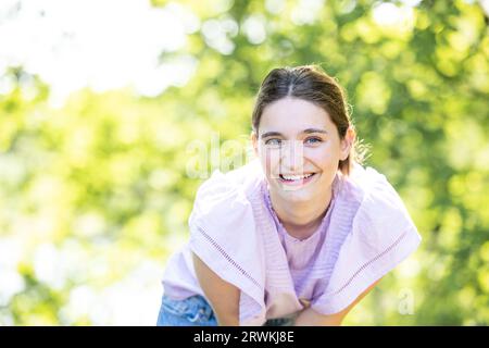 Dans ce magnifique portrait de forêt, une jeune et belle femme brune millénaire est capturée dans un moment de rire pur et contagieux. Baignée de lumière naturelle, son sourire éclatant et son expression joyeuse illuminent la forêt sereine en toile de fond. Cette image incarne l'essence de la détente et du bonheur débridé dans la nature. Rire radieux : Portrait de forêt joyeux de la jeune femme millénaire. Photo de haute qualité Banque D'Images