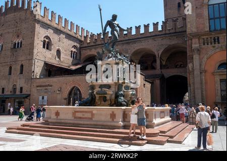 L’une des attractions touristiques les plus célèbres de Bologne est la Fontana del Nettuno (Fontaine de Neptune). C'est une fontaine d'eau monumentale, et un exemple de modèle de M. Banque D'Images