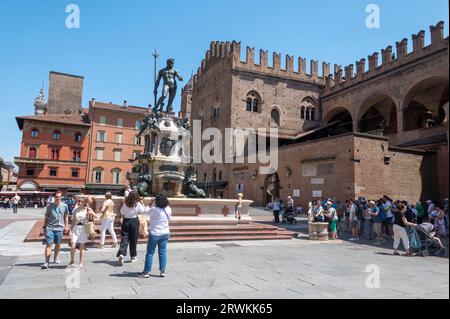 L’une des attractions touristiques les plus célèbres de Bologne est la Fontana del Nettuno (Fontaine de Neptune). C'est une fontaine d'eau monumentale, et un exemple de modèle de M. Banque D'Images