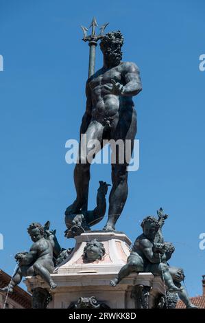 L’une des attractions touristiques les plus célèbres de Bologne est la Fontana del Nettuno (Fontaine de Neptune). C'est une fontaine d'eau monumentale, et un exemple de modèle de M. Banque D'Images