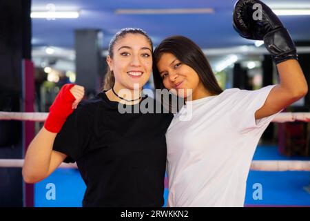 Portrait de deux boxeurs féminins multiethniques dans un ring de boxe. Sport de combat. Banque D'Images