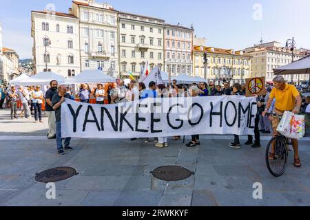 Des manifestants anti-OTAN manifestent sur la Piazza della Borsa contre la visite du porte-avions nucléaire USS Gerald Ford à Trieste Banque D'Images