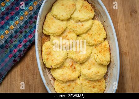 Cuisiner et servir Gnocchi alla Romana à la maison à Rome, Italie Banque D'Images