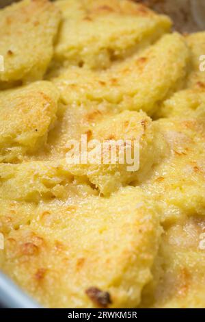 Cuisiner et servir Gnocchi alla Romana à la maison à Rome, Italie Banque D'Images