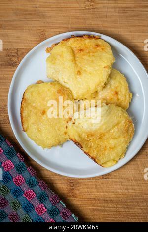 Cuisiner et servir Gnocchi alla Romana à la maison à Rome, Italie Banque D'Images