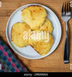 Cuisiner et servir Gnocchi alla Romana à la maison à Rome, Italie Banque D'Images