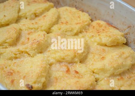 Cuisiner et servir Gnocchi alla Romana à la maison à Rome, Italie Banque D'Images