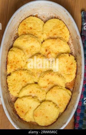 Cuisiner et servir Gnocchi alla Romana à la maison à Rome, Italie Banque D'Images