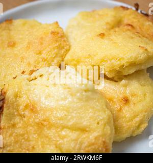 Cuisiner et servir Gnocchi alla Romana à la maison à Rome, Italie Banque D'Images