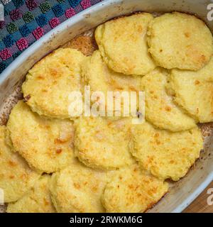 Cuisiner et servir Gnocchi alla Romana à la maison à Rome, Italie Banque D'Images