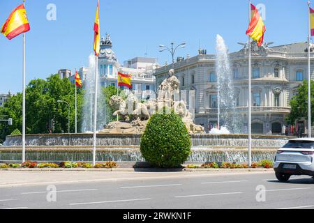 Tourbillons de la circulation, éblouissements de l'eau. Le rond-point bien-aimé de Madrid est un phare de l'histoire Banque D'Images