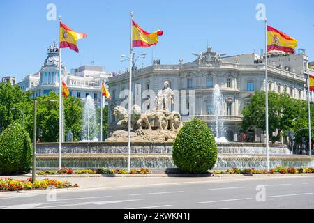 Tourbillons de la circulation, éblouissements de l'eau. Le rond-point bien-aimé de Madrid est un phare de l'histoire Banque D'Images