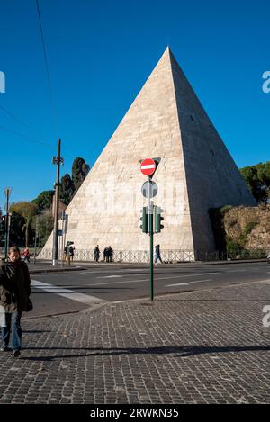 27 novembre 2022 à Rome, Italie : extérieur de la Pyramide de Cestius Banque D'Images