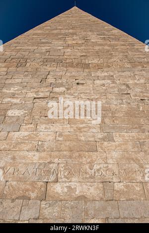 27 novembre 2022 à Rome, Italie : extérieur de la Pyramide de Cestius Banque D'Images