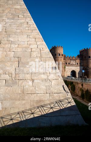 27 novembre 2022 à Rome, Italie : extérieur de la Pyramide de Cestius Banque D'Images