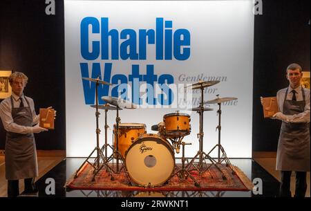 Christie's, Londres, Royaume-Uni. 20 septembre 2023. Faits saillants d'une vente aux enchères en deux parties comprenant une extraordinaire bibliothèque de premières éditions modernes et de livres ainsi que des monuments du monde du jazz, rassemblés par le musicien de renom et batteur des Rolling Stones Charlie Watts (1941-2021). Image : les maîtres d'art détiennent deux Charlie Parker Down Beat Awards de 1952 (estimation de £10.000-15.000) aux côtés d'un kit de batterie que Charlie Watts a utilisé comme kit de tournée principal avec les Rolling Stones de circa 1978 à 2019 - il est prêté par les Rolling Stones et NON à vendre. Crédit : Malcolm Park/Alamy Live News Banque D'Images