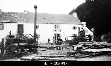 Machine à vapeur stationnaire dans une scierie, début des années 1900 Banque D'Images