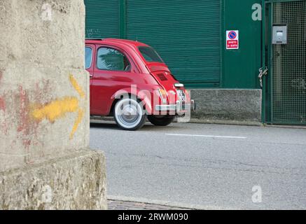 Une Fiat 500 rouge garée dans la rue en face d'un panneau pas d'arrêt , Italie Banque D'Images