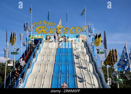 München, Deutschland 19. 2023 septembre : Oktoberfest, Wiesn, Volksfest, Theresienwiese hier der Blick auf die Münchner Rutschn, Fahrgeschäft, Schausteller, rutschen, Tradition Banque D'Images