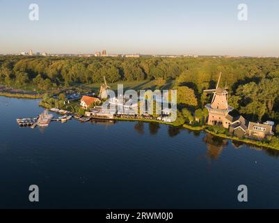 Vue aérienne par drone de Ster et de Lelie à Kralingse Plas à Rotterdam-Kralingen, montrant les seuls moulins à priser et à épices encore en activité dans le Banque D'Images