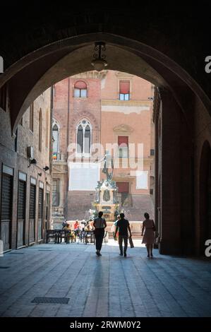 À la fin de la grande arche de plafond du Palazzo di Re Enzo est l'une des attractions touristiques célèbres de Bologne, Fontana del Nettuno (Fontaine de N. Banque D'Images