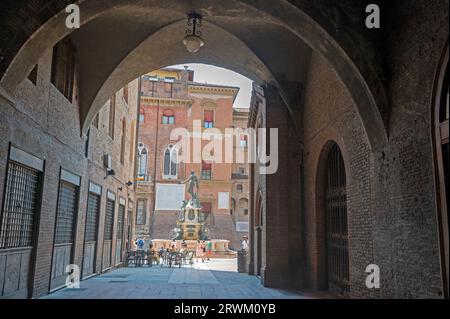 À la fin de la grande arche de plafond du Palazzo di Re Enzo est l'une des attractions touristiques célèbres de Bologne, Fontana del Nettuno (Fontaine de N. Banque D'Images