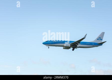 KLM Boeing 737-8K2 avant d'atterrir à l'aéroport de Zurich Banque D'Images