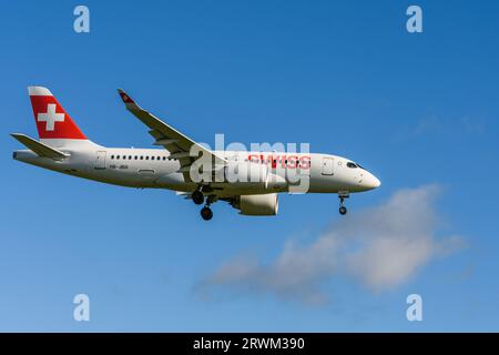 Airbus suisse A220-100 avant d'atterrir à l'aéroport de Zurich Banque D'Images