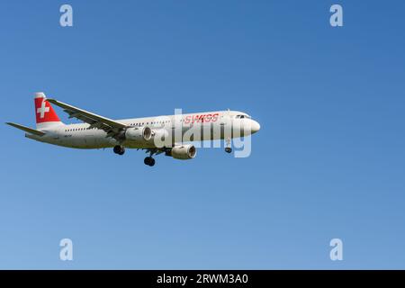 Airbus A321-111 suisse avant d'atterrir à l'aéroport de Zurich Banque D'Images