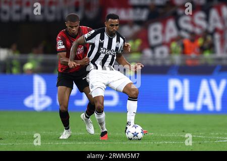 Milan, Italie. 19 septembre 2023. Malick Thiaw de l'AC Milan et Callum Wilson de Newcastle United FC s'affrontent pour le ballon lors du match de l'UEFA Champions League entre l'AC Milan et Newcastle United FC au Stadio Giuseppe Meazza le 19 septembre 2023 à Milan, Italie. Crédit : Marco Canoniero/Alamy Live News Banque D'Images