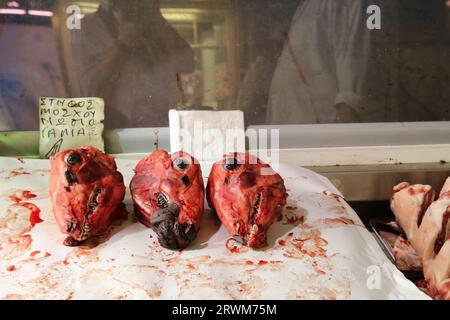 Têtes de moutons à vendre au marché central de Varvakios, Athènes, Grèce Banque D'Images